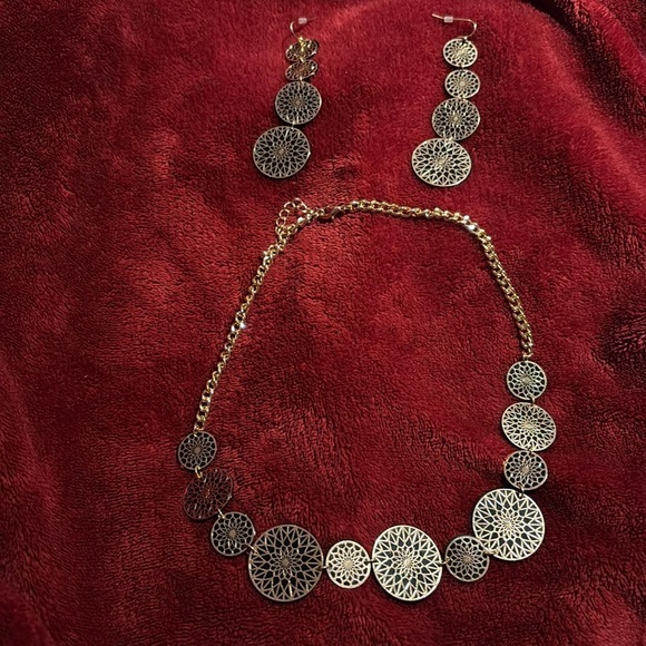 Vintage style Stencilled leaf necklace and drop. Earrings set new - Picture 3 of 11